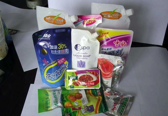 La macchina di rifornimento liquida verticale di grande viscosità della chiusura lampo di Doypack Premade sta su