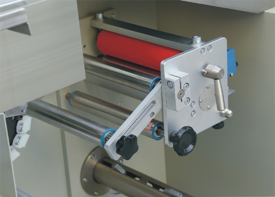 Macchina orizzontale automatica rotatoria del pacchetto di flusso con la trazione del film verso l'alto