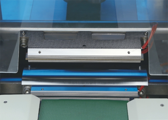 Macchina orizzontale automatica rotatoria del pacchetto di flusso con la trazione del film verso l'alto