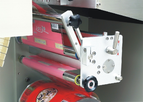 Film di trazione orizzontale automatico rotatorio dei biscotti 250mm della macchina imballatrice di flusso verso il basso
